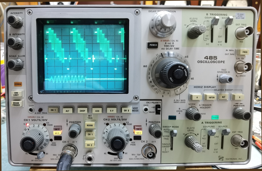 Tektronix 485 Frontansicht mit FBAS-Signaldetail Burstschwingungen Bild 2.png