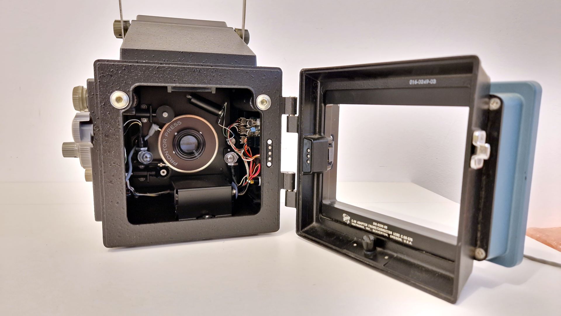 Tektronix_C-59A_Camera_Front_View_with_Adapter_open_DH7DN.jpg