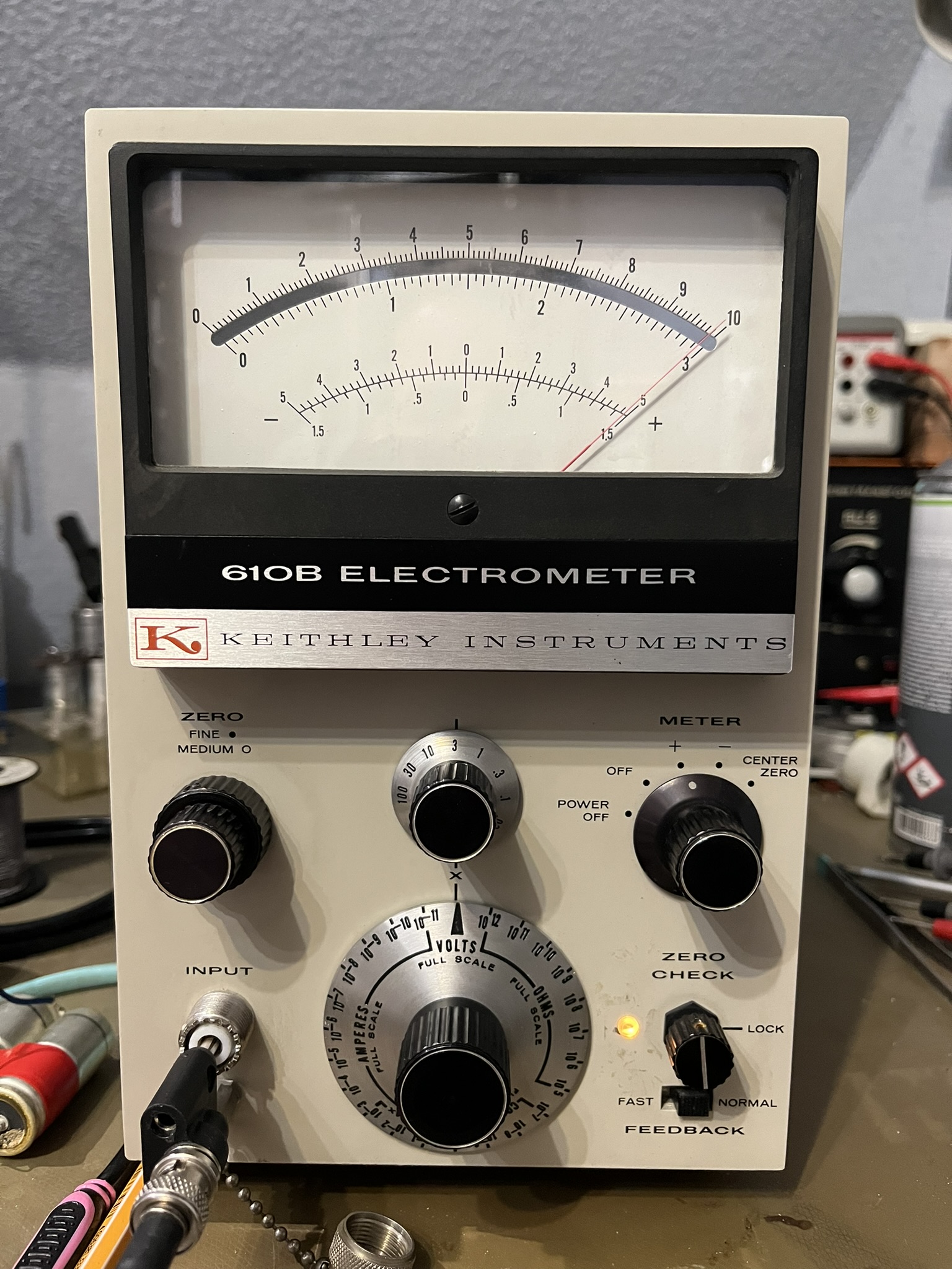 Leben tut er! Und das sehr gut nach langer Zeit. Man achte auf die Messbereiche: Elektronen Zählen ist Programm hier.